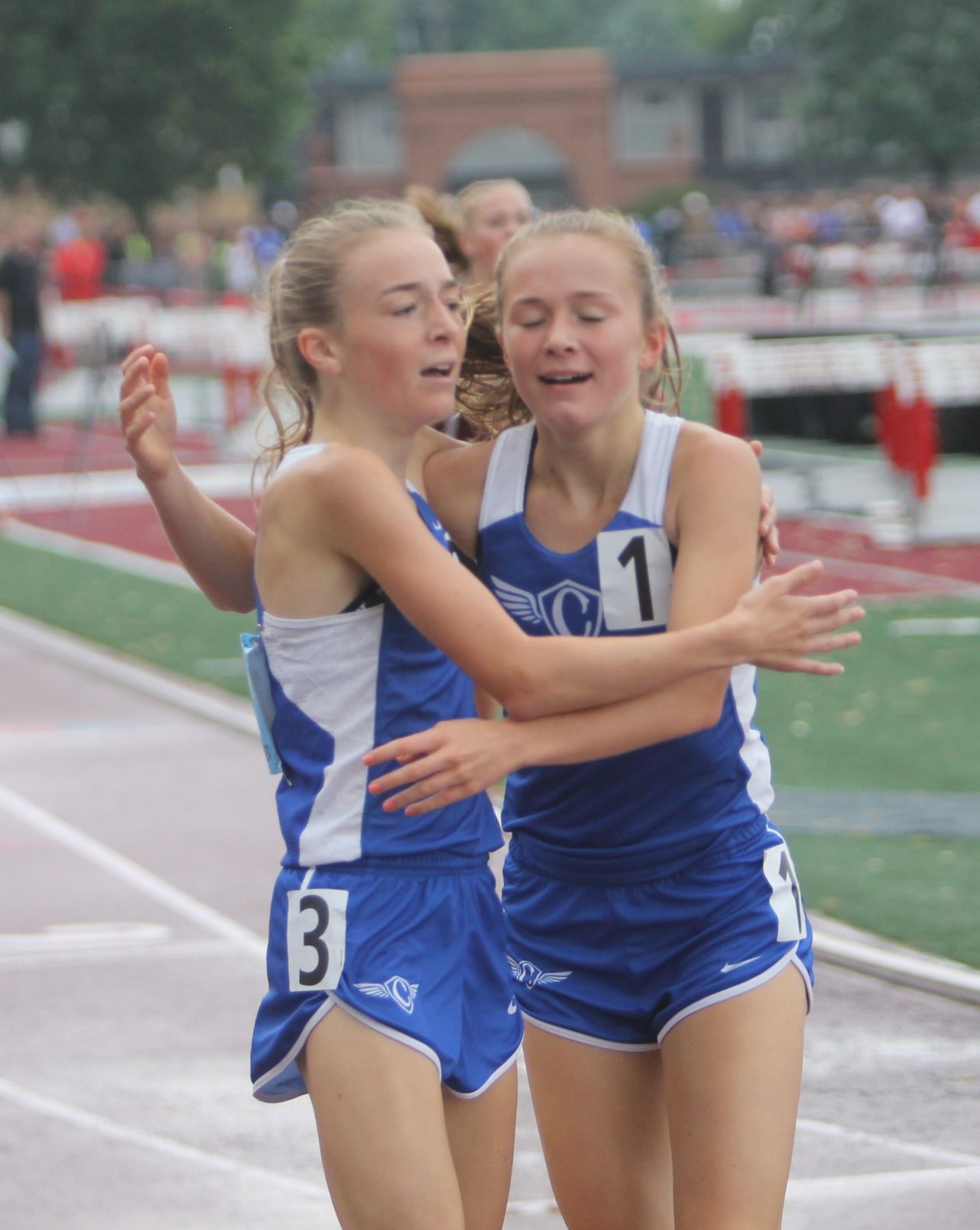 Lauren Ping, Grace Ping congratulate each other